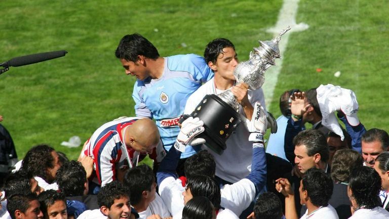 Omar Bravo besa el trofeo obtenido en la cancha del Nemesio Diez