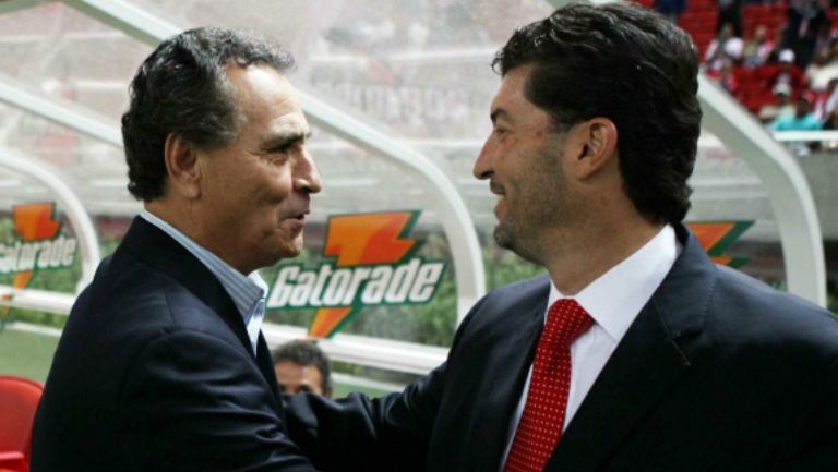 José Luis Real y José Manuel de la Torre se saludan previo a un partido