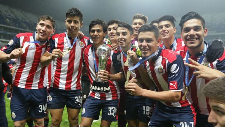 Jugadores de Chivas Sub 17 celebran el título obtenido