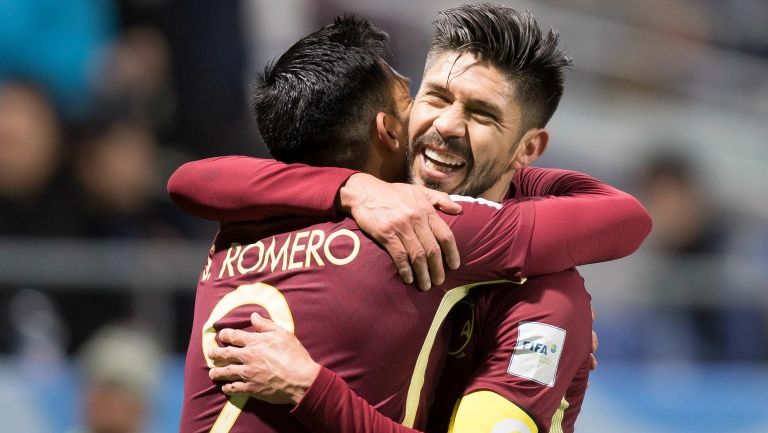 Silvio Romero festeja con Oribe Peralta uno de sus goles