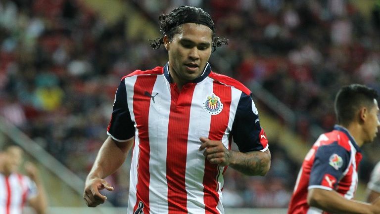 Gullit Peña durante un partido con las Chivas del Apertura 2016