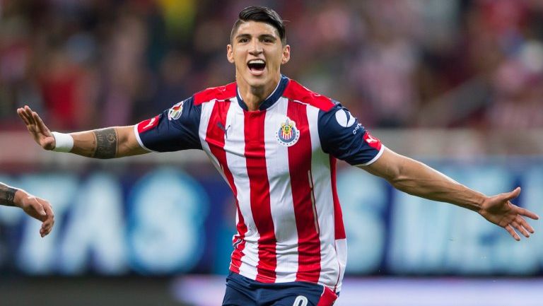 Alan Pulido celebrando un gol anotado con Chivas