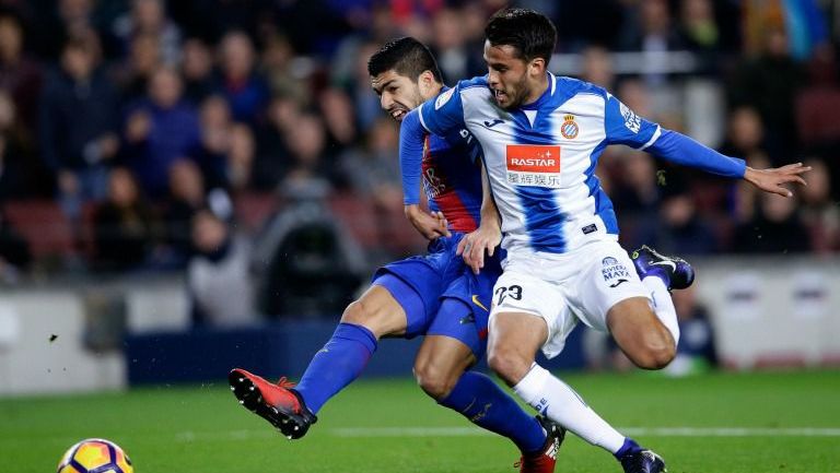 Diego Reyes pelea con Luis Suárez durante el Derbi