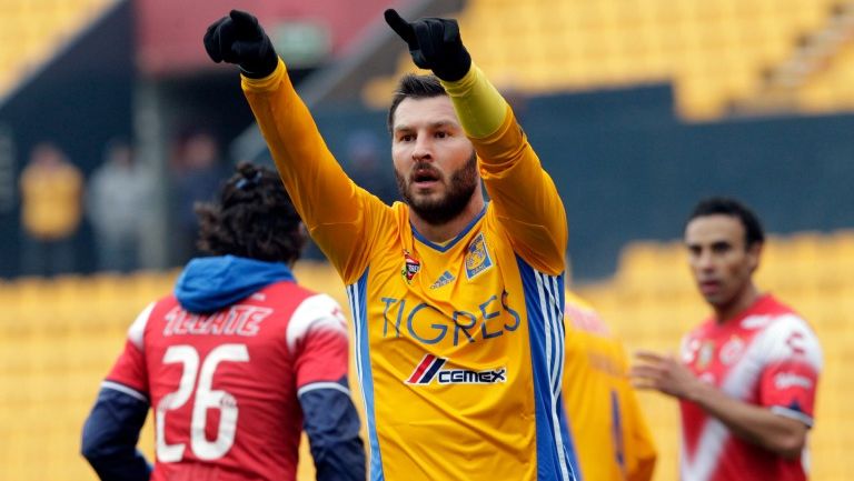 André Pierre Gignac celebra un gol en un partido amistoso frente a Veracruz