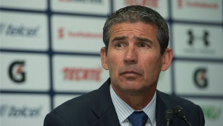 Eduardo de la Torre, durante conferencia de prensacon Cruz Azul