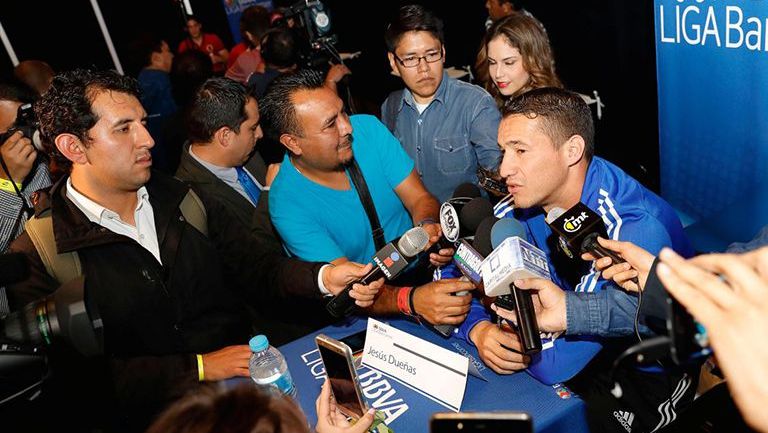 Jesús Dueñas atiende a los medios de comunicación