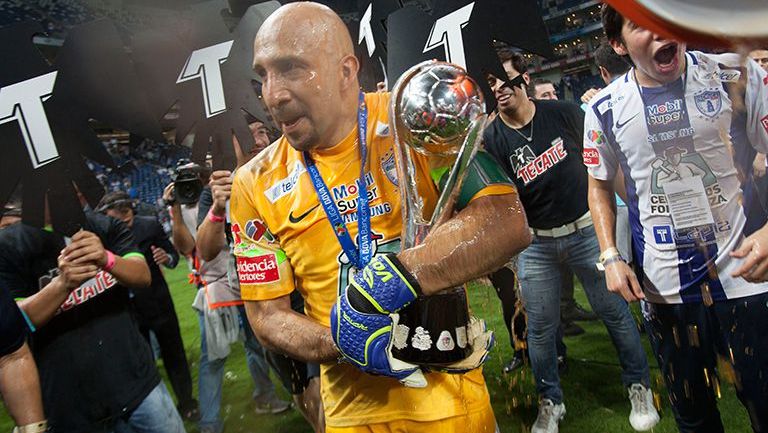 Óscar Pérez carga con orgullo el trofeo de Campeón del Clausura 2016