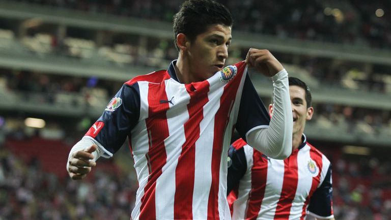 Zaldívar besa el escudo de Chivas tras marcar en Liga MX