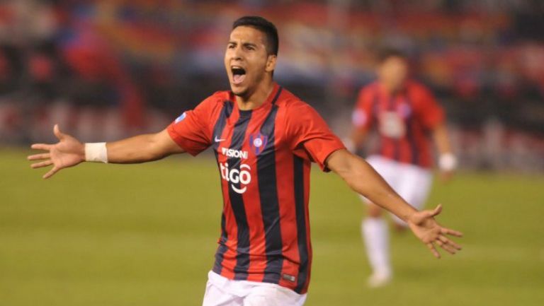 Cecilio Domínguez celebrando un gol con el Cerro Porteño