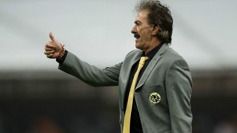 Ricardo La Volpe saluda en un partido del América