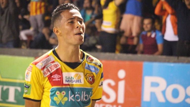 Gerson Torres celebra durante un partido del Herediano