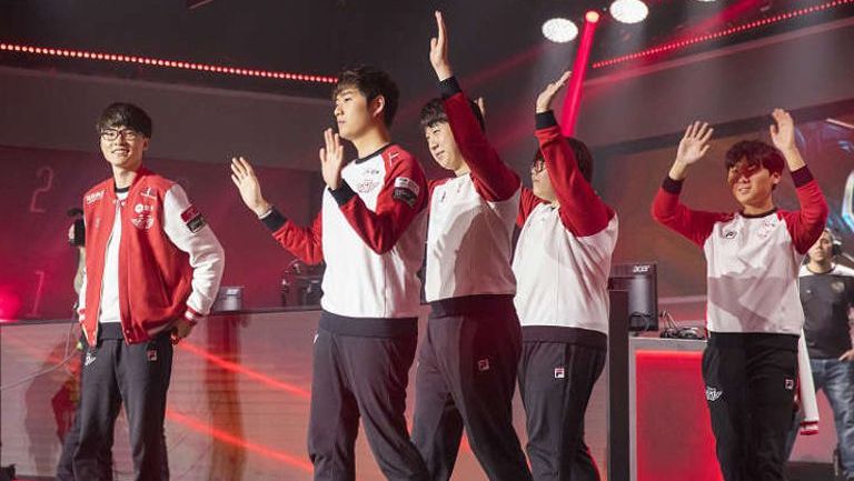 Los integrantes de SKT celebran tras obtener un triunfo