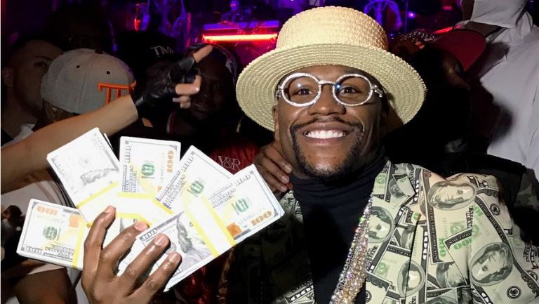 Mayweather presume fajos de billetes