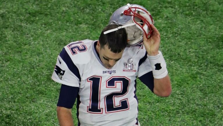 Tom Brady sale decepcionado de la cancha 