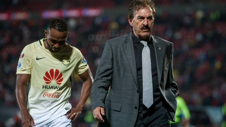 La Volpe camina con Da Silva tras la eliminación contra Tijuana