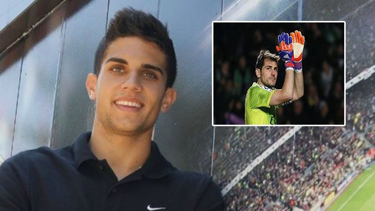 Bartra sonríe durante una sesión de fotos