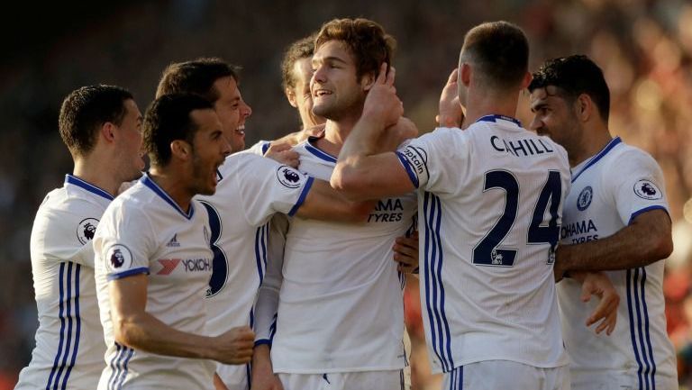 Marcos Alonso festeja con sus compañeros su gol contra el Bournemouth