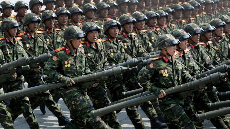 Soldados del ejercito norcoreano marchan cargando unas armas