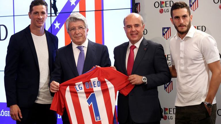 Presidente y jugadores del Atlético presentan nuevo patrocinador
