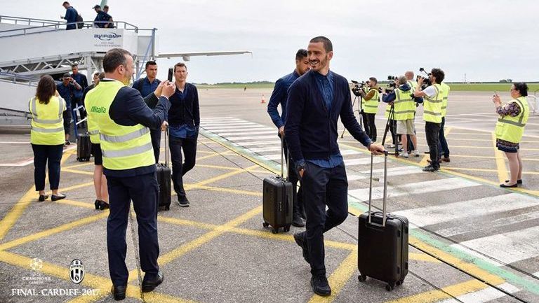 Jugadores de la Juventus arriban al aeropuerto de Cardiff