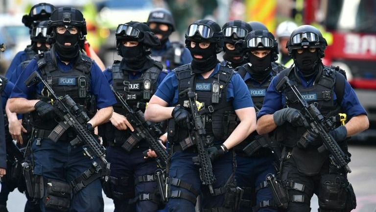 Elementos de la policía caminan en las calles de Londres