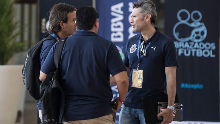 Hguera, con su cuerpo técnico previo al Draft