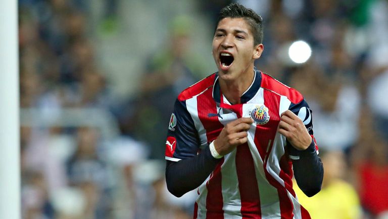 Ángel Zaldívar festeja un gol las chivas del Guadalajara