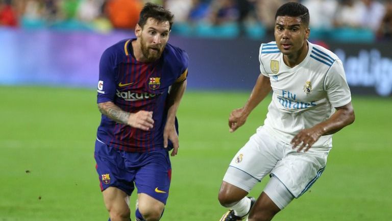 Messi y Casemiro pelean por el balón