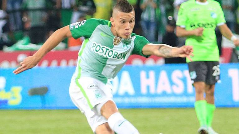 Mateus Uribe dispara en un partido con Atlético Nacional