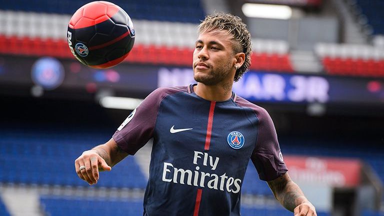 Neymar, durante su presentación con el PSG 