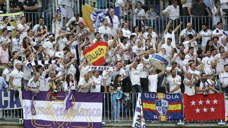 Seguidores del Real Madrid apoyando a su equipo
