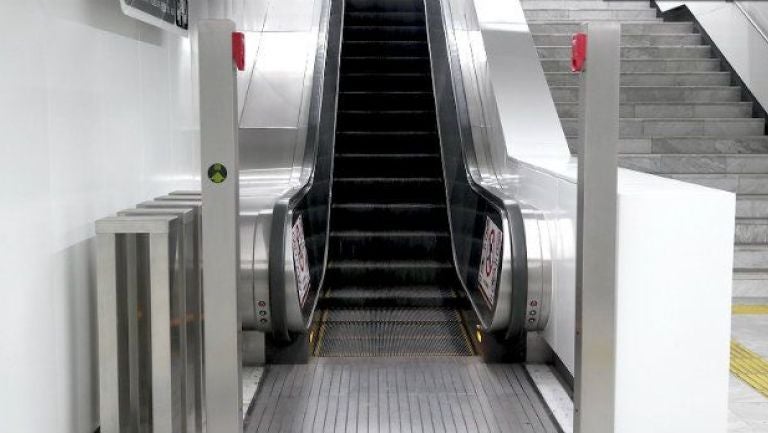 Escaleras eléctricas en una estación del metro de la CDMX