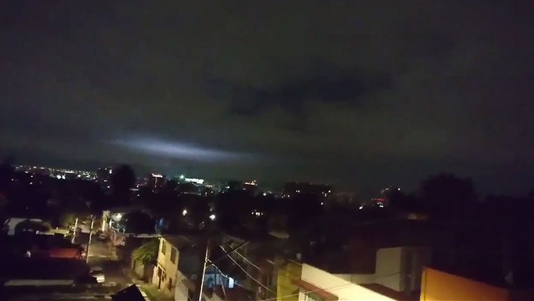 Momento en que se graban las luces en el cielo