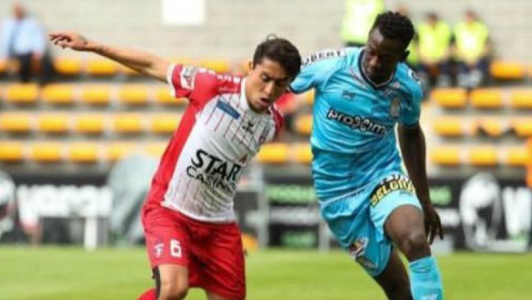 Omar Govea peleando un balón en un partido del Mouscron