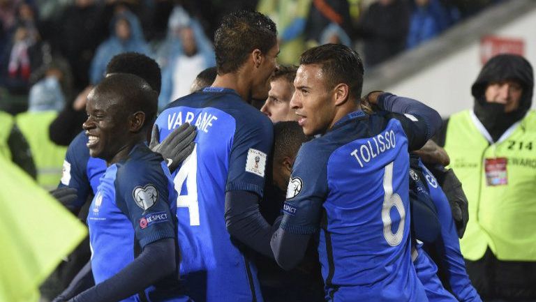 Seleccionados de Francia festejan el gol en contra de Bulgaria