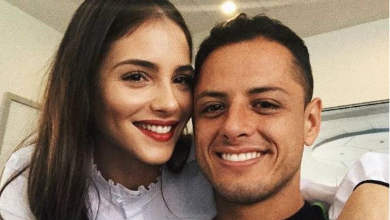 Chicharito y Andrea posan muy felices para una foto