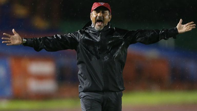 Raúl Gutiérrez reclama durante un juego con Atlante