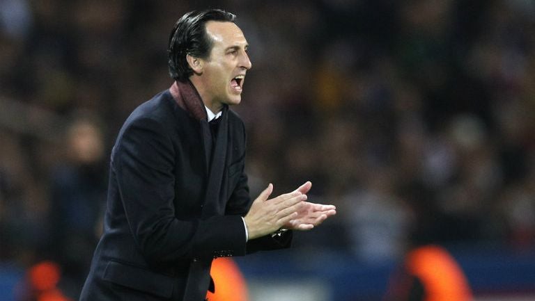 Unai Emery aplaude a sus jugadores durante un partido