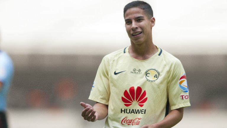 Diego Lainez en durante partido en el Azteca