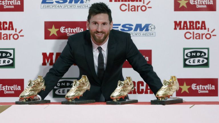 Messi posa con sus trofeos 
