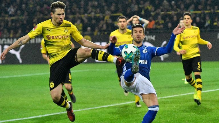 Guerreiro y Nastasic pelean un balón en el Derbi de Rühr