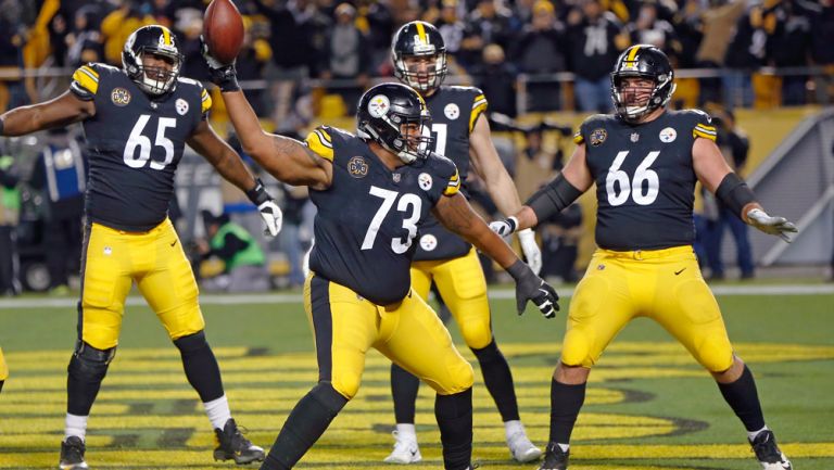 Jugadores de Steelers celebran un TD