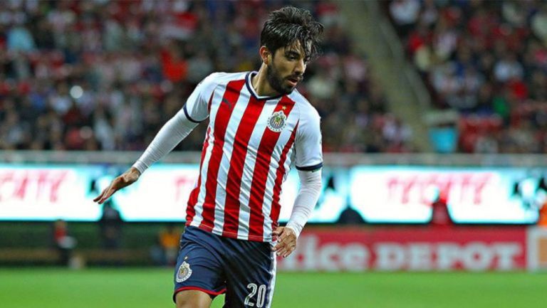 Pizarro controla el balón en un duelo de Liga MX con Chivas