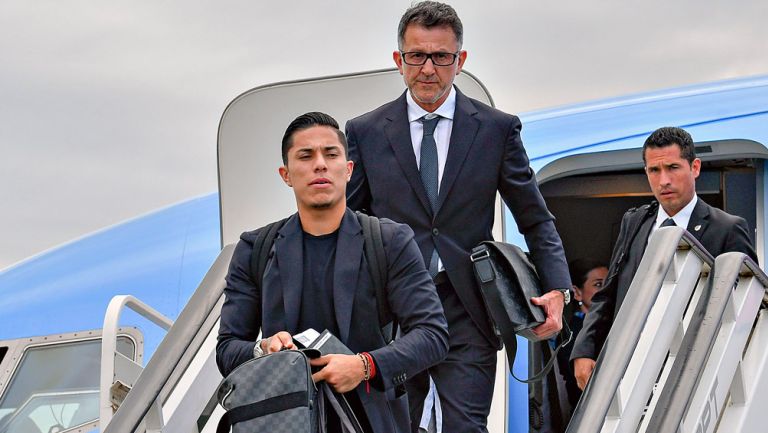 Salcedo y Osorio bajan del avión en suelo ruso 