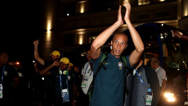 Neymar saluda a fans en su llegada a Samara