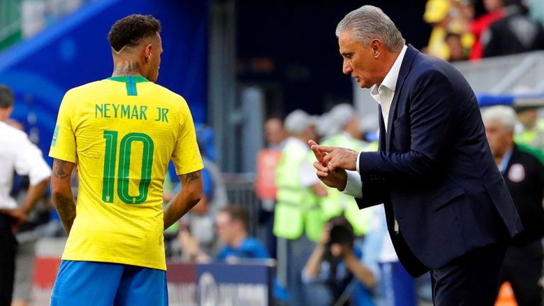 Tite da instrucciones a Neymar 