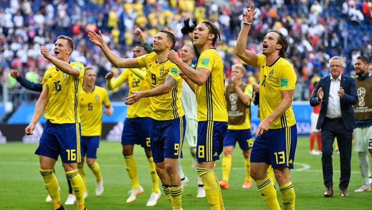 Jugadores de Suecia celebran la victoria contra Suiza