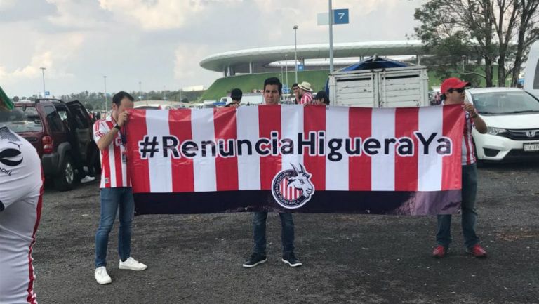 Aficionados e Chivas muestran una manta dirigida a Higuera