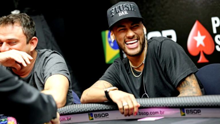 Neymar, sonríe durante el torneo Super Poker