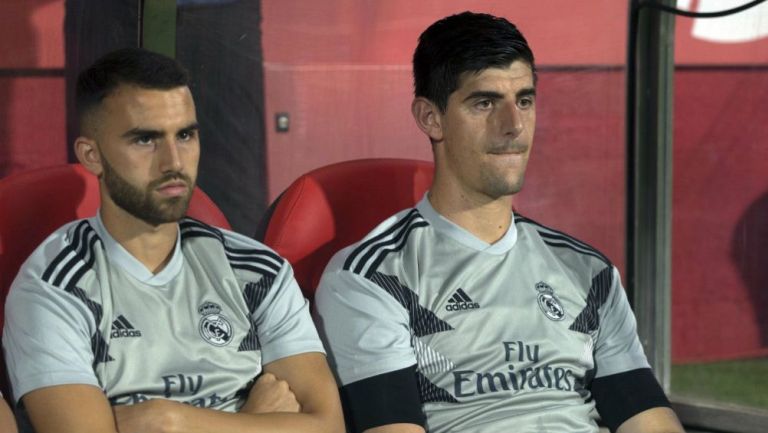 Courtois junto a Borja Mayoral en la banca del Real Madrid